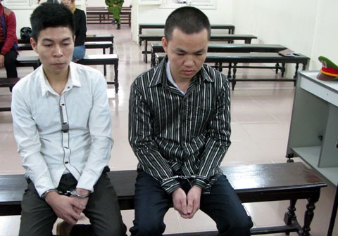 Hai bị cáo tại tòa. Ảnh vietnamnet