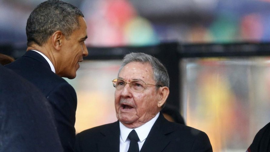 Tổng thống Mỹ Barack Obama và Chủ tịch Raul Castro bắt tay thân mật.