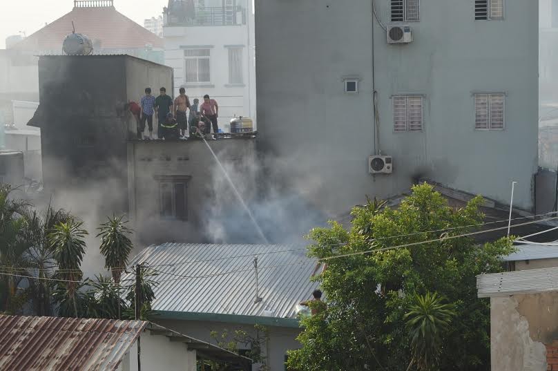 TPHCM: Cháy lớn thiêu rụi nhiều căn nhà trong hẻm