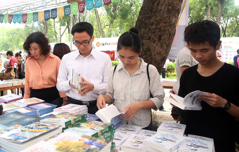 Phó Thủ tướng Vũ Đức Đam hòa cùng dòng người vào các gian hàng sách tại Hội sách tại Công viên Thống Nhất, Hà Nội. 