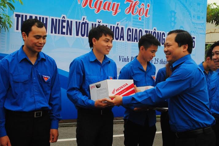 Bí thư T.Ư Đoàn, Chủ tịch Hội LHTN Việt Nam Nguyễn Phi Long tặng quà cho các thí sinh xuất sắc trong phần thi sát hạch lái xe hạng A1