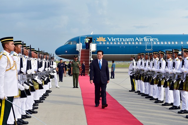 Thủ tướng Nguyễn Tấn Dũng dẫn đầu đoàn đại biểu Việt Nam đến Malaysia tham dự Hội nghị Hội nghị Cấp cao ASEAN lần thứ 26. 