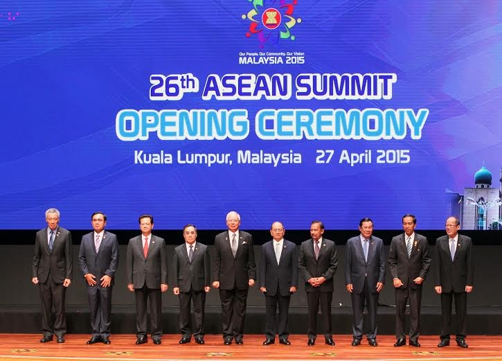 Sáng 27/4, tại thủ đô Kuala Lumpur của Malaysia, Thủ tướng Nguyễn Tấn Dũng dự Khai mạc Hội nghị cấp cao ASEAN lần thứ 26. Trong ảnh: Các trưởng đoàn chụp ảnh chung. Ảnh: TTXVN
