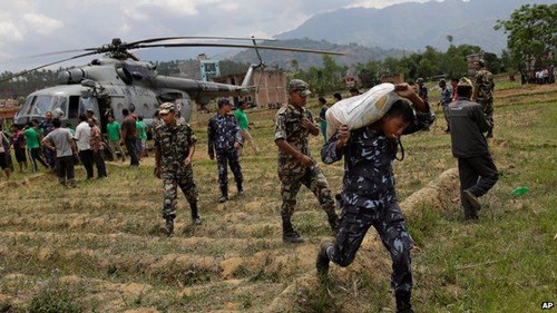 Quân đội Nepal tham gia công tác cứu trợ động đất. Ảnh: AP