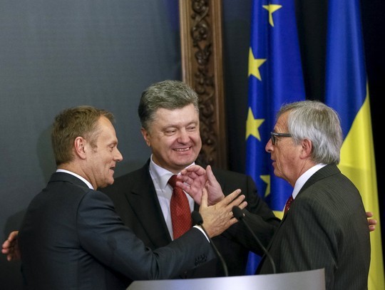 Chủ tịch Hội đồng châu Âu Donald Tusk (trái), Chủ tịch Ủy ban châu Âu Jean-Claude Juncker (phải) và Tổng thống Ukraine Petro Poroshenko trong cuộc họp báo sau hội nghị tại Kiev. Ảnh: REUTERS