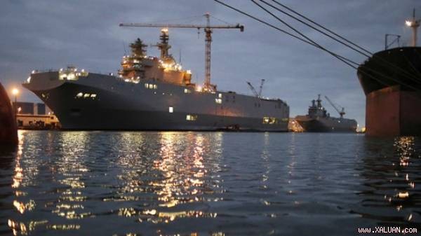 Các tàu Vladivostok (trái) và Sevastopol tại nhà máy đóng tàu Saint-Nazaire Ảnh: REUTERS