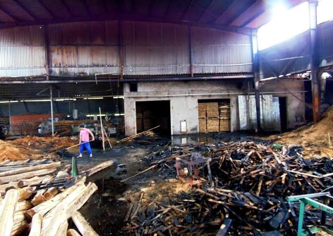 Hiện trường vụ hỏa hoạn thiêu rụi xưởng gỗ trong đêm.