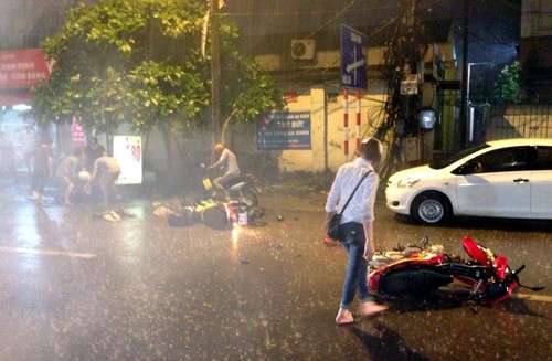Mưa giông lớn quật ngã nhiều người đi đường ở Hà Nội