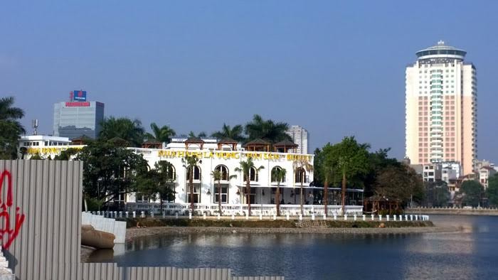 Nhà hàng Lã Vọng mọc lên trên bán đảo hồ Đống Đa. Ảnh: Tuấn Nguyễn 
