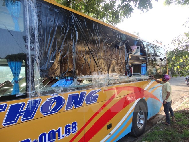 Một chiếc xe khách đi qua địa bàn huyện Đắk Glei, tỉnh Kom Tum bị ném đá làm hư hỏng nặng. (Ảnh: Phạm Cường/TTXVN) 
