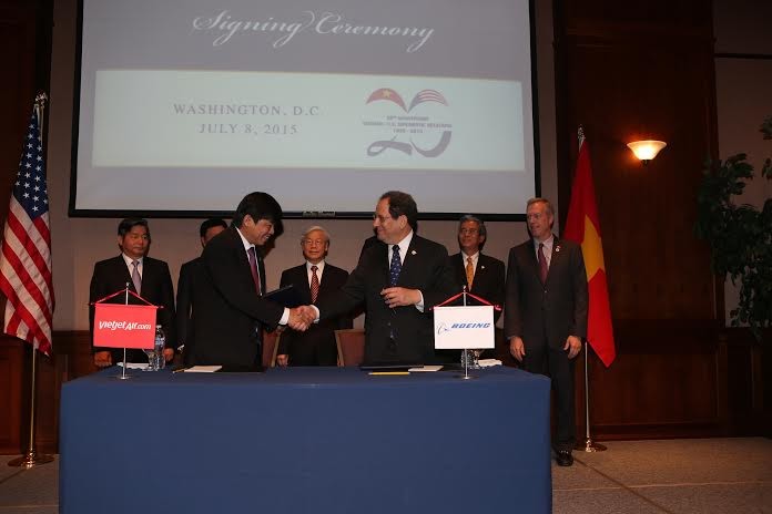 Đại diện Vietjet ký biên bản hợp tác với Tập đoàn Boeing trước sự chứng kiến của Tổng bí thư Nguyễn Phú Trọng.