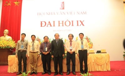 Ban chấp hành Hội Nhà văn Việt Nam khóa IX ra mắt tại Đại hội. 