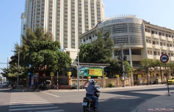 Khu đất vàng 3 mặt tiền tại TP Nha Trang dự kiến đổi cho tập đoàn Ấn Độ để lấy trường học đang bị đề nghị thu hồi. Ảnh: Người lao động 
