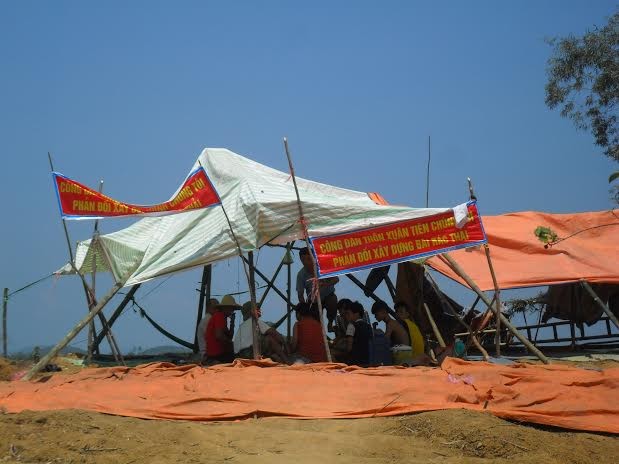 Hiện trường dân dựng lều phản đối dự án xử lý rác thải tại huyện Triệu Sơn sáng 12/7. Ảnh: Phạm Nhài