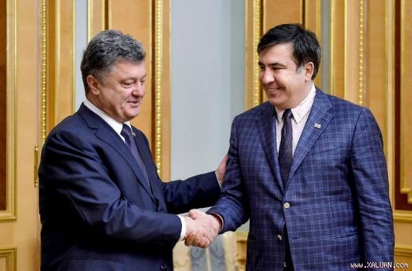 Tổng thống Ukraina Petro Poroshenko (trái) bắt tay tân Thống đốc Odessa Mikheil Saakashvili.