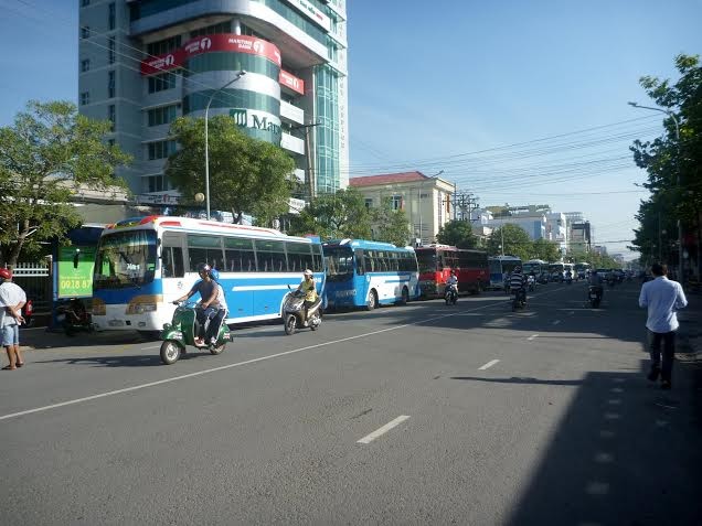Nhiều nhà xe đem xe tập trung đậu trên đường Nam Kỳ Khởi Nghĩa (phía trước sở GTVT tỉnh Tiền Giang) sáng 22/7.