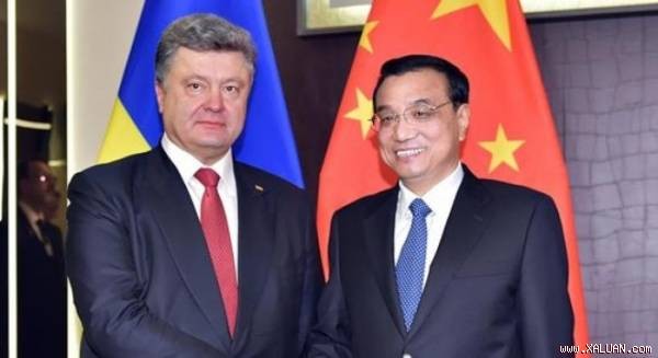 Thủ tướng Trung Quốc Lý Khắc Cường (phải) và Tổng thống Ukraine Petro Poroshenko tại Diễn đàn kinh tế thế giới (WEF) ở Davos, Thụy Sĩ hôm 21/1. Ảnh: gov.cn