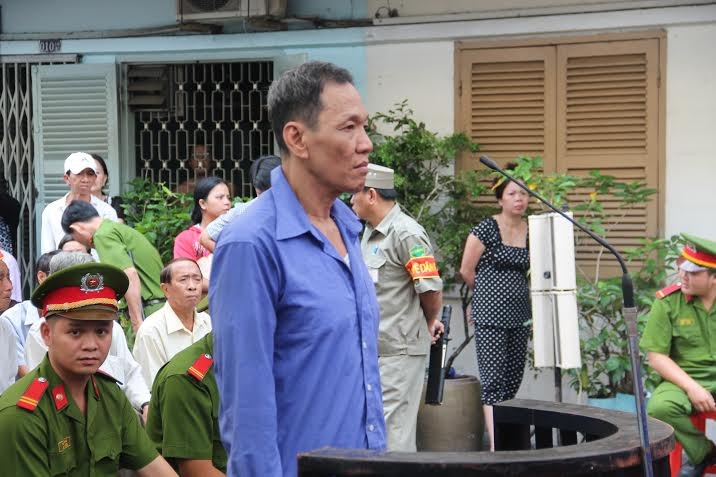 Bị cáo Nguyễn Văn Tấn tại phiên tòa xét xử lưu động sáng nay. Ảnh T.Châu