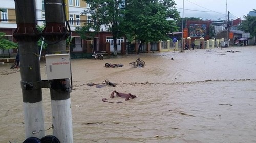 Đập Huổi Củ bị vỡ khiến dòng nước ập xuống thị trấn Tuần Giáo, Điện Biên cuốn trôi nhiều xe máy.