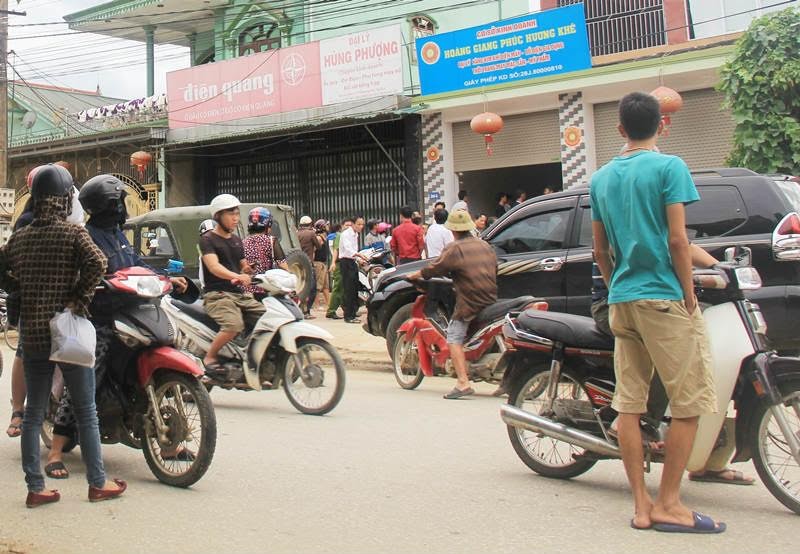 Người dân tập trung trước trụ sở Hoàng Gia Phúc (thị trấn Hương Khê) để đòi lại số tiền đã đóng.