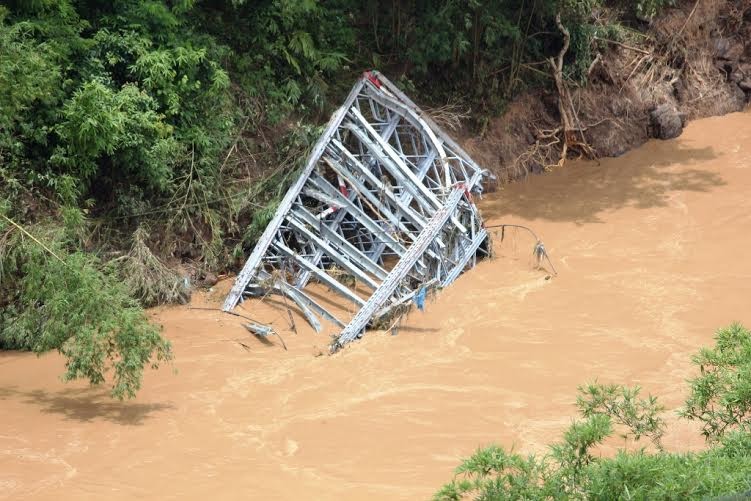 Cầu treo vận chuyển vật liệu xây dựng thủy điện Hồi Xuân bị cuốn trôi.