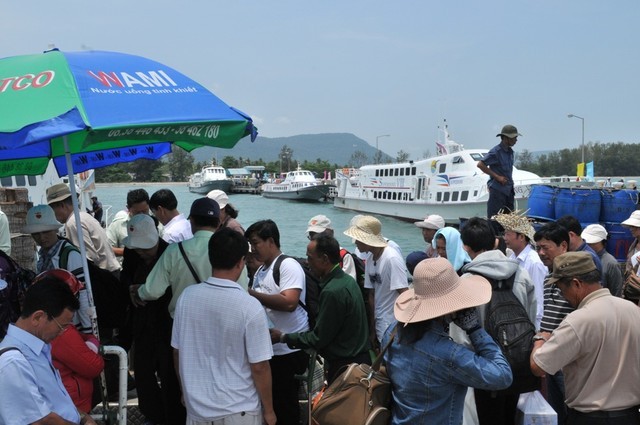 Do gió giật trên cấp 6 nên các phương tiện thủy từ Rạch Giá, Hà Tiên ra Phú Quốc và chiều ngược lại đều ngưng, hàng ngàn du khách kẹt lại Phú Quốc. 