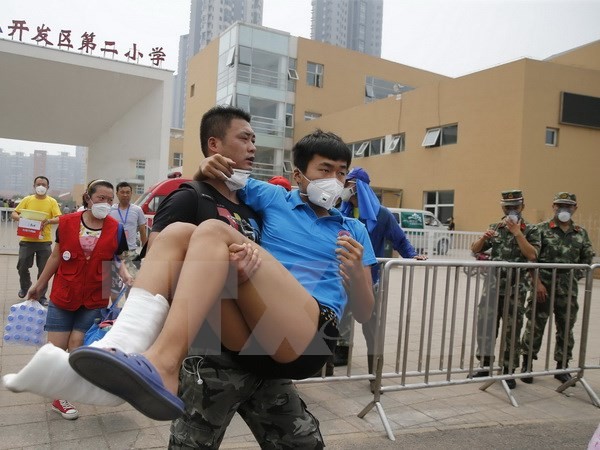 Sơ tán các nạn nhân khỏi khu vực nguy hiểm sau vụ nổ ở Thiên Tân. (Nguồn: THX/TTXVN) 