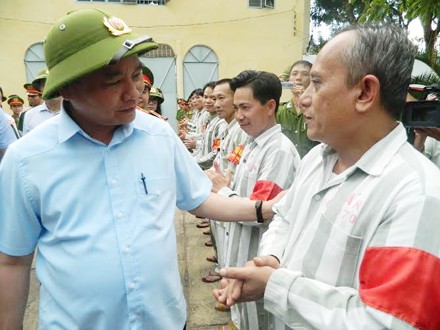 Phó Thủ tướng Nguyễn Xuân Phúc động viên phạm nhân cố gắng phấn đấu, cải tạo sớm hòa nhập với cộng đồng.