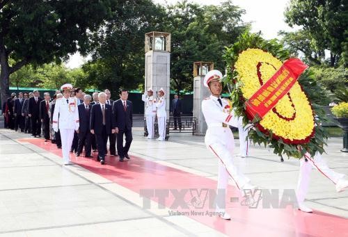 Các đồng chí lãnh đạo và nguyên lãnh đạo Đảng, Nhà nước, Ủy ban Trung ương Mặt trận Tổ quốc Việt Nam đến đặt vòng hoa tại Đài tưởng niệm các Anh hùng Liệt sỹ. Ảnh: Phạm Kiên/TTXVN 