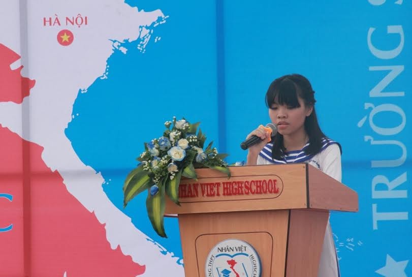 Hà Thị Phương Linh, học sinh lớp 12A1 trường THPT Nhân Việt, quận Tân Phú, TPHCM đã kể câu chuyện của chính bản thân em và mẹ khiến nhiều người bật khóc.