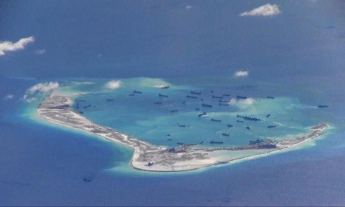 Hình ảnh cắt từ video giám sát của máy bay trinh sát P-8A Poseidon thuộc hải quân Mỹ hôm 21/5 cho thấy tàu nạo vét Trung Quốc ngang nhiên hoạt động ở bãi đá Vành Khăn thuộc quần đảo Trường Sa của Việt Nam. Ảnh:Reuters