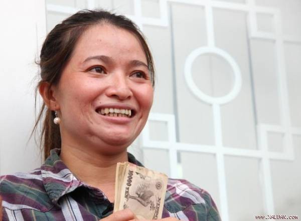  Chị Hồng nở nụ cười hiền hậu khi nhận được 5 triệu yen vào ngày 2/6.