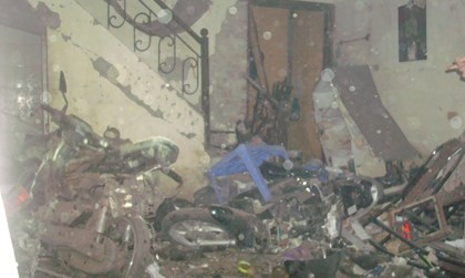 Căn nhà tan hoang sau tiếng nổ. Ảnh người dân cung cấp
