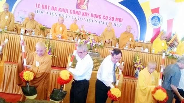 Đại diện chính quyền tỉnh TT. Huế cùng Giáo hội Phật giáo Việt Nam làm lễ động thổ khởi công cơ sở mới của học viện. 