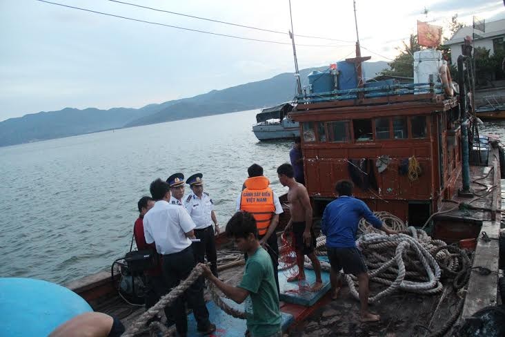 Tàu cảnh sát biển cứu tàu cá Quảng Ngãi 