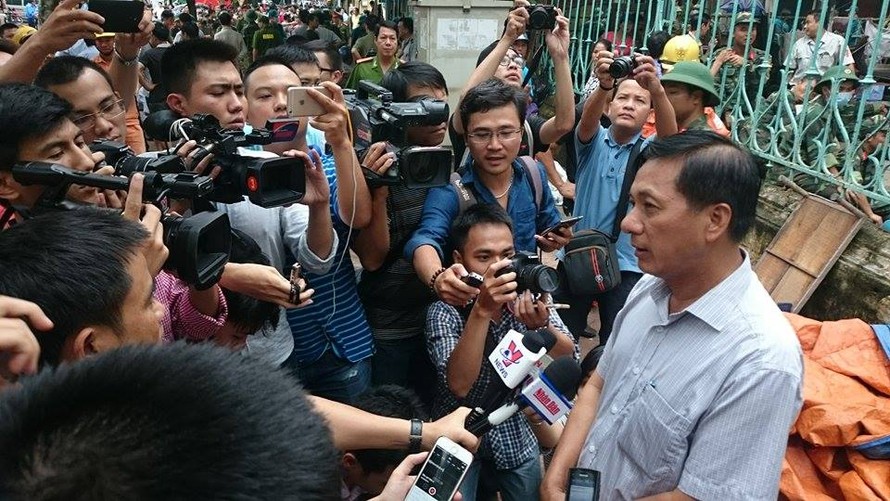 Ông Nguyễn Quốc Hoa - Phó chủ tịch UBND quận Hoàn Kiếm trả lời báo chí.