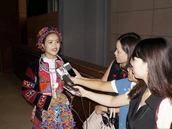 Cô giáo Lò Thị Dinh trả lời phỏng vấn báo chí bên lề đại hội. (Ảnh: CTV/Vietnam+)