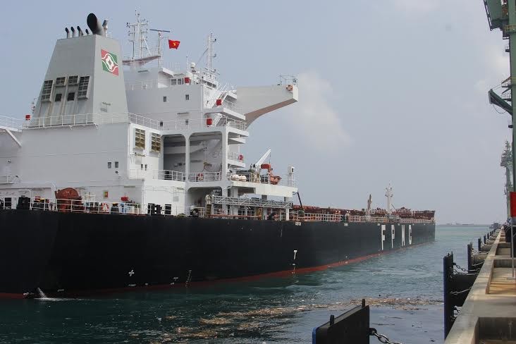  Lãnh đạo Cảng vụ Hà Tĩnh cho biết đây là tàu chở hàng rời có tải trọng lớn nhất từng cập cảng ở Việt Nam. 
