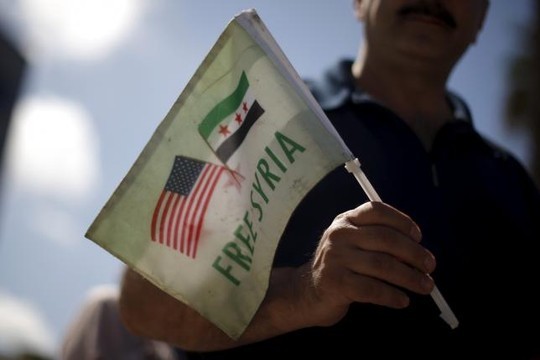 Một người biểu tình phản đối Nga can thiệp quân sự vào Syria bên ngoài Lãnh sự quán Nga tại bang California - Mỹ ngày 6-10. Ảnh: Reuters