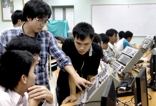 Sinh viên thực hành tại Phòng Thí nghiệm hệ thống điều khiển công nghiệp (Viện Điện - Đại học Bách khoa Hà Nội). Ảnh: hanoimoi.com.vn