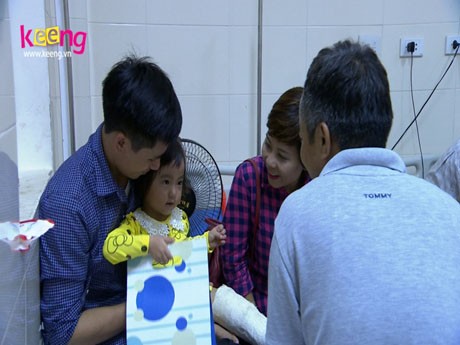 Đến bệnh viện K Tân Triều thăm bé Hà Linh, ông Chấn mang theo một chiếc váy mới để tặng cho cô bé.