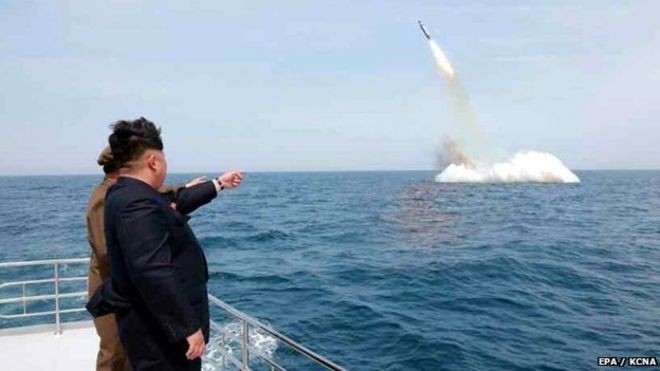 Tàu ngầm Triều Tiên phóng tên lửa dưới sự chỉ đạo của nhà lãnh đạo Kim Jong Un. Ảnh: KCNA