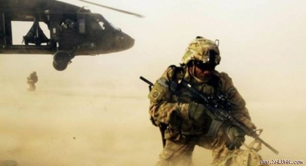 Binh sĩ Mỹ trong một nhiệm vụ phối hợp cùng cảnh sát Afghanistan gần Jalalabad.
