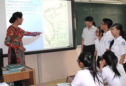 Học sinh trường Lê Quý Đôn hào hứng học lịch sử Hoàng Sa và Trường Sa (ảnh: L.Phong, nguồn: Lao Động)