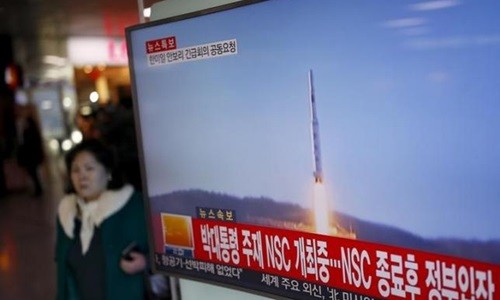 Màn hình TV tại một nhà ga ở Seoul hôm 7/2 chiếu bản tin về vụ Triều Tiên phóng tên lửa tầm xa đưa vệ tinh lên quỹ đạo. Ảnh: Reuters