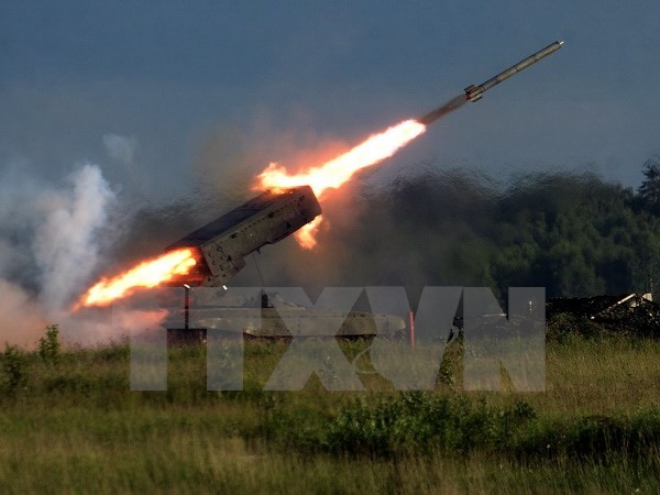 Hệ thống súng phun lửa hạng nặng TOS-1 của Nga trình diễn tại triển lãm. (Nguồn: AFP/TTXVN) 