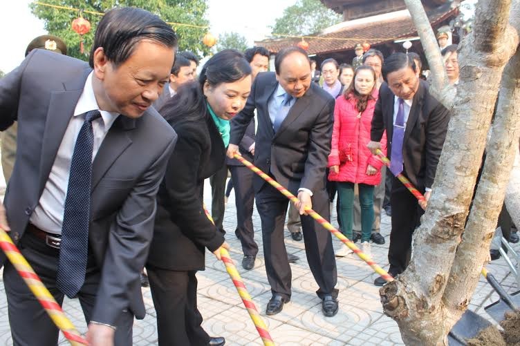 Phó Thủ tướng Nguyễn Xuân Phúc cùng lãnh đạo Bộ Y tế, tỉnh Hà Tĩnh trồng cây tại phần mộ danh y Lê Hữu Trác. 