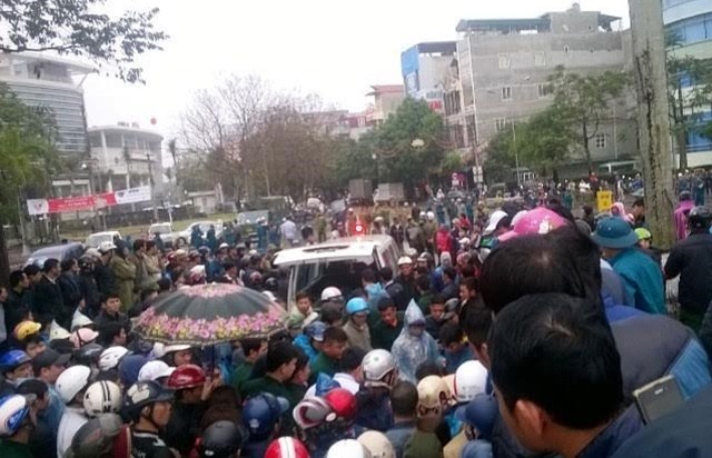 Người dân tụ tập trước cổng UBND thị xã Sầm Sơn. Ảnh: VNN