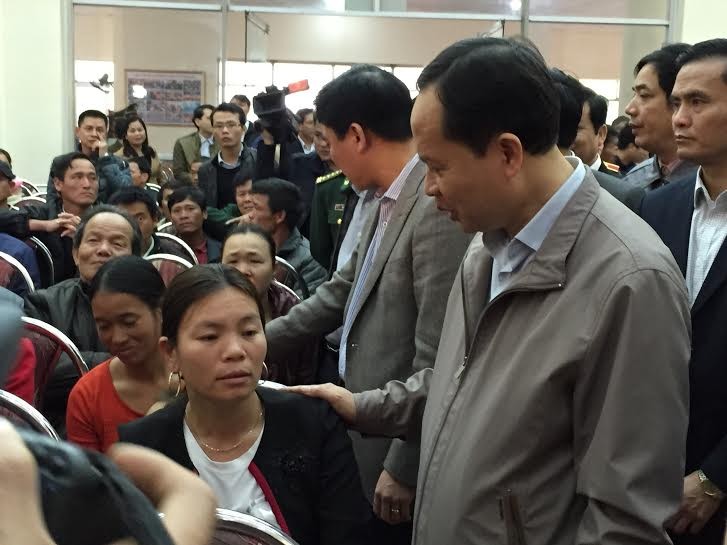 Ông Trịnh Văn Chiến - Ủy viên Ban Chấp hành Trung ương Đảng, Bí thư Tỉnh uỷ Thanh Hóa đang đối thoại với ngư dân.