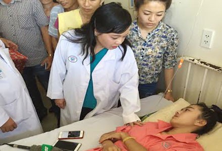 Bộ trưởng Nguyễn Thị Kim Tiến thăm hỏi, động viên, trao quà cho Vi tại Bệnh viện Chợ Rẫy TPHCM. 